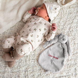 Floraqueen FR Doudou Lapin Personnalisé : Le Cadeau Idéal et Tendre pour Éveiller Bébé avec Douceur